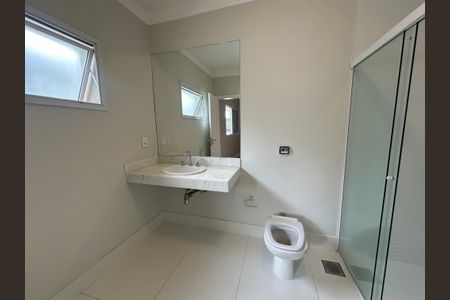 Casa de condomínio para alugar com 470m², 4 quartos e 4 vagas Casa de condomínio para alugar com 470m², 4 quartos e 4 vagasBanheiro da Suíte 2