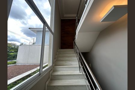 Casa de condomínio para alugar com 470m², 4 quartos e 4 vagas Casa de condomínio para alugar com 470m², 4 quartos e 4 vagasEscada