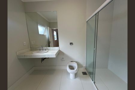 Casa de condomínio para alugar com 470m², 4 quartos e 4 vagas Casa de condomínio para alugar com 470m², 4 quartos e 4 vagasBanheiro da Suíte 2