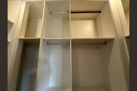 Casa de condomínio para alugar com 470m², 4 quartos e 4 vagas Casa de condomínio para alugar com 470m², 4 quartos e 4 vagasCloset da suíte 4