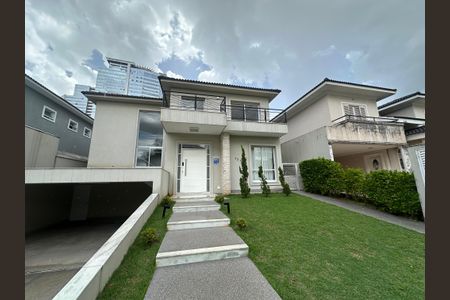 Casa de condomínio para alugar com 470m², 4 quartos e 4 vagas Casa de condomínio para alugar com 470m², 4 quartos e 4 vagasFachada