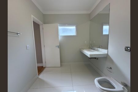 Casa de condomínio para alugar com 470m², 4 quartos e 4 vagas Casa de condomínio para alugar com 470m², 4 quartos e 4 vagasBanheiro da Suíte 2