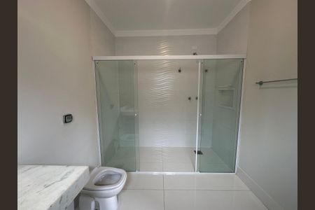 Casa de condomínio para alugar com 470m², 4 quartos e 4 vagas Casa de condomínio para alugar com 470m², 4 quartos e 4 vagasBanheiro da Suíte 2