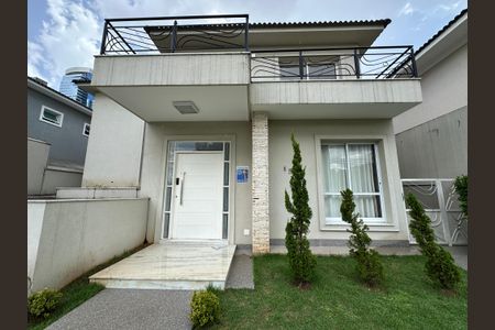 Casa de condomínio para alugar com 470m², 4 quartos e 4 vagas Casa de condomínio para alugar com 470m², 4 quartos e 4 vagasFachada