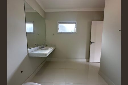 Casa de condomínio para alugar com 470m², 4 quartos e 4 vagas Casa de condomínio para alugar com 470m², 4 quartos e 4 vagasBanheiro da Suíte 3