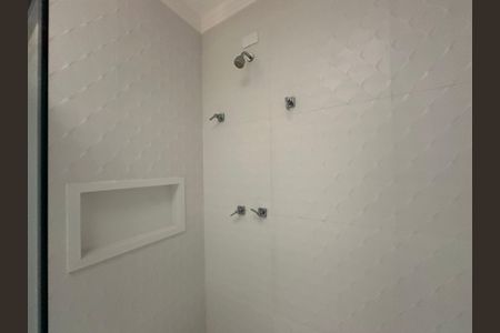 Casa de condomínio para alugar com 470m², 4 quartos e 4 vagas Casa de condomínio para alugar com 470m², 4 quartos e 4 vagasBanheiro da Suíte 1