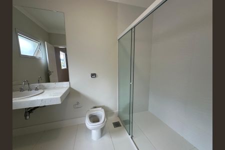 Casa de condomínio para alugar com 470m², 4 quartos e 4 vagas Casa de condomínio para alugar com 470m², 4 quartos e 4 vagasBanheiro da Suíte 2