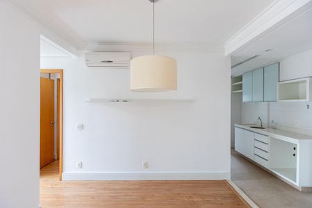 Sala  de apartamento à venda com 1 quarto, 57m² em Cambuí, Campinas