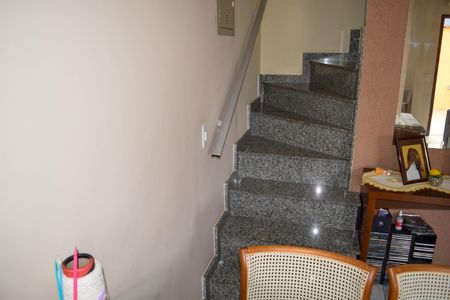 Casa de condomínio à venda com 114m², 2 quartos e 2 vagasEscada