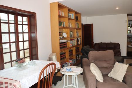 Casa de condomínio para alugar com 400m², 5 quartos e 4 vagasEdicula