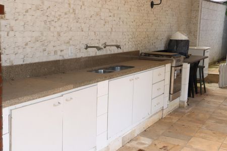 Casa de condomínio para alugar com 400m², 5 quartos e 4 vagasEdicula