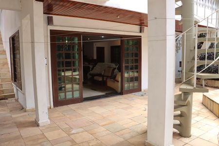 Casa de condomínio para alugar com 400m², 5 quartos e 4 vagasEdicula