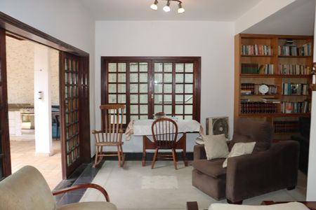 Casa de condomínio para alugar com 400m², 5 quartos e 4 vagasEdicula