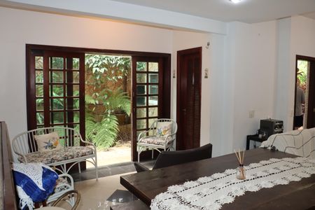 Casa de condomínio para alugar com 400m², 5 quartos e 4 vagasEdicula