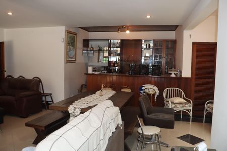 Casa de condomínio para alugar com 400m², 5 quartos e 4 vagasEdicula