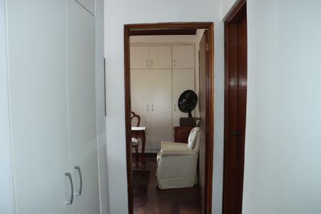 Casa de condomínio para alugar com 400m², 5 quartos e 4 vagasCorredor