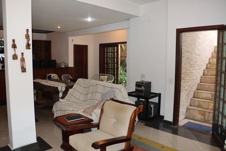 Casa de condomínio para alugar com 400m², 5 quartos e 4 vagasEdicula