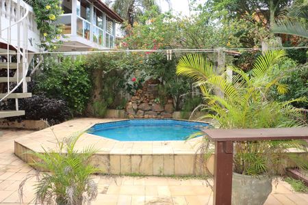 Casa de condomínio para alugar com 400m², 5 quartos e 4 vagasEdicula