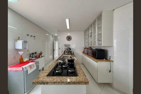 Casa para alugar com 550m², 4 quartos e 4 vagasCozinha 