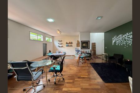 Casa para alugar com 550m², 4 quartos e 4 vagasEscritório 