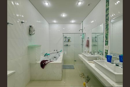 Casa para alugar com 550m², 4 quartos e 4 vagasBanheiro Suíte 2