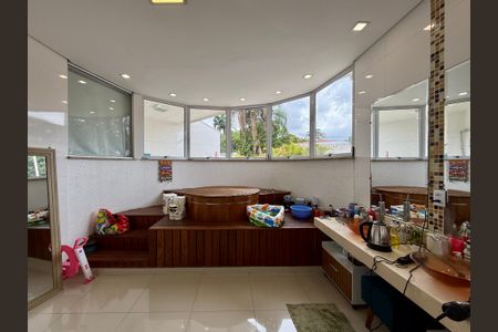 Casa para alugar com 550m², 4 quartos e 4 vagasBanheiro Suíte 1
