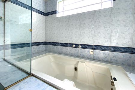 Casa para alugar com 400m², 4 quartos e 5 vagas Casa para alugar com 400m², 4 quartos e 5 vagasBanheiro da Suíte 1