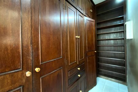 Casa para alugar com 400m², 4 quartos e 5 vagas Casa para alugar com 400m², 4 quartos e 5 vagasCloset da suíte 1