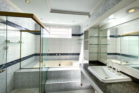 Casa para alugar com 400m², 4 quartos e 5 vagas Casa para alugar com 400m², 4 quartos e 5 vagasBanheiro da Suíte 1