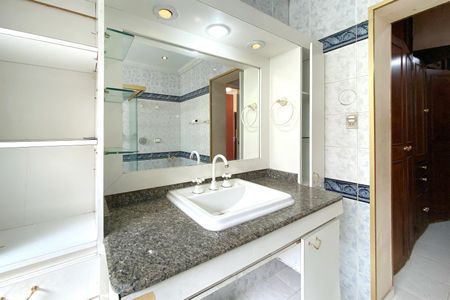 Casa para alugar com 400m², 4 quartos e 5 vagas Casa para alugar com 400m², 4 quartos e 5 vagasBanheiro da Suíte 1