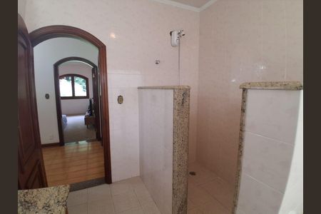 Banheiro de casa de condomínio para alugar com 4 quartos, 450m² em Sítio Barrocada, São Paulo