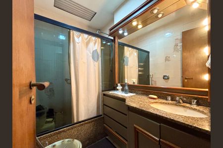 Apartamento à venda com 125m², 3 quartos e 2 vagasBanheiro social