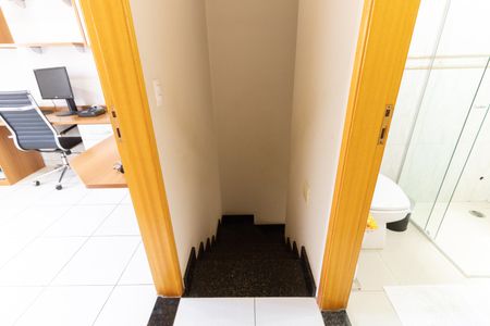 Casa de condomínio à venda com 127m², 3 quartos e 2 vagasEscada 