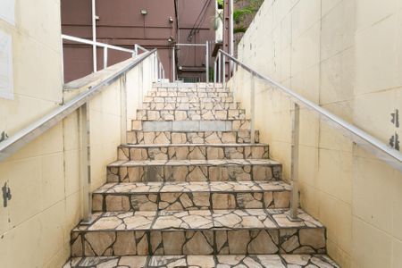 Apartamento para alugar com 42m², 2 quartos e 1 vaga Apartamento para alugar com 42m², 2 quartos e 1 vagaEscada de entrada