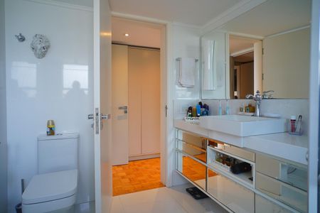 Apartamento à venda com 258m², 3 quartos e 3 vagasBanheiro suíte 