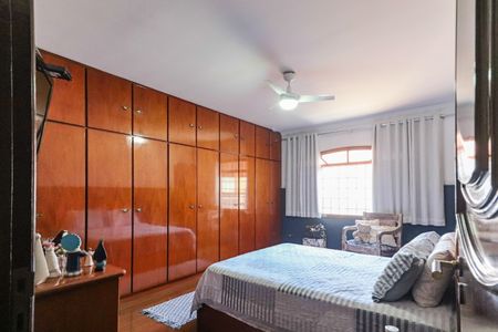 Casa à venda com 280m², 3 quartos e 6 vagasQuarto - Suite