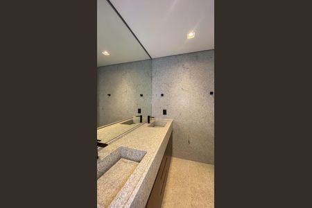 Apartamento à venda com 196m², 3 quartos e 3 vagas Apartamento à venda com 196m², 3 quartos e 3 vagasBanheiro da Suíte 1