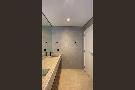 Apartamento à venda com 196m², 3 quartos e 3 vagas Apartamento à venda com 196m², 3 quartos e 3 vagasBanheiro da Suíte 1