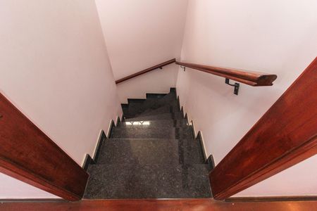 Casa à venda com 210m², 3 quartos e 6 vagas Casa à venda com 210m², 3 quartos e 6 vagasEscada