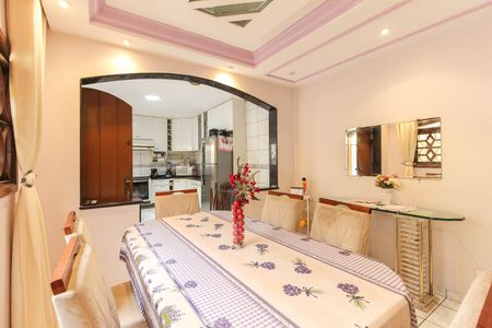 Casa à venda com 210m², 3 quartos e 6 vagas Casa à venda com 210m², 3 quartos e 6 vagasCopa