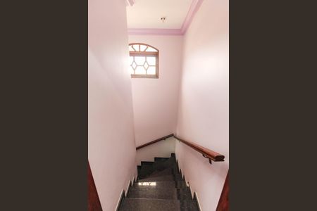 Casa à venda com 210m², 3 quartos e 6 vagas Casa à venda com 210m², 3 quartos e 6 vagasEscada