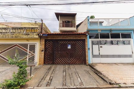 Casa à venda com 210m², 3 quartos e 6 vagas Casa à venda com 210m², 3 quartos e 6 vagasFachada