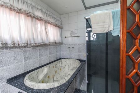 Casa à venda com 210m², 3 quartos e 6 vagas Casa à venda com 210m², 3 quartos e 6 vagasBanheiro da Suíte