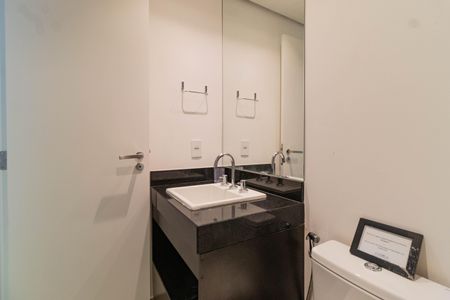 Banheiro de kitnet/studio para alugar com 1 quarto, 24m² em Pompeia, São Paulo
