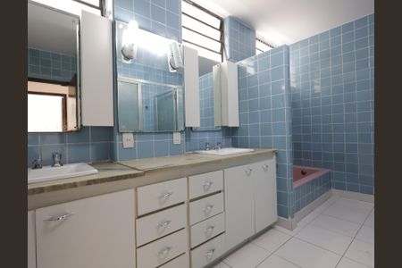 Casa para alugar com 300m², 4 quartos e 4 vagasBanheiro