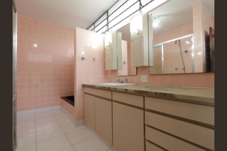 Casa para alugar com 300m², 4 quartos e 4 vagasBanheiro da Suíte