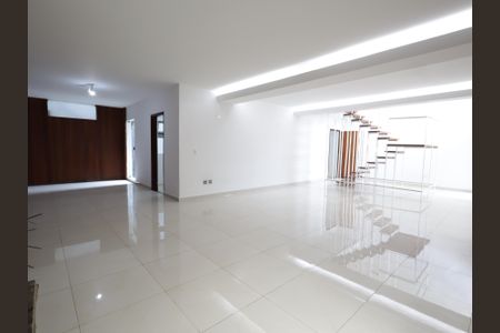 Casa para alugar com 300m², 4 quartos e 4 vagasSala