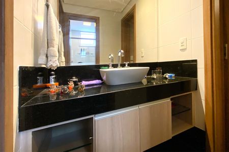 Apartamento à venda com 126m², 4 quartos e 3 vagasBanheiro da Suíte 2