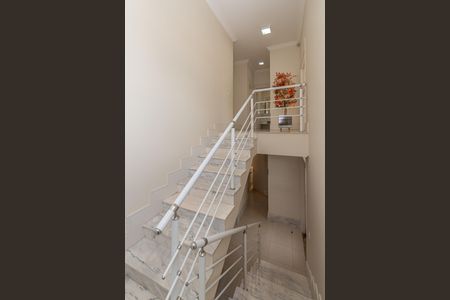 Casa de condomínio para alugar com 350m², 4 quartos e 6 vagasEscadas 