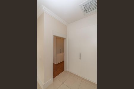 Casa de condomínio para alugar com 350m², 4 quartos e 6 vagas Armário Corredor 